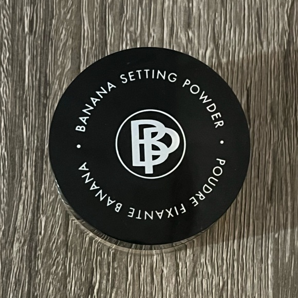Bellapierre Other - Bellapierre Banana Setting Powder In Medium Shade